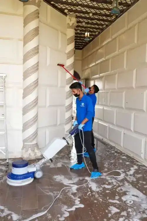 فريق شركة الجواد يقوم بعملية تنظيف عميق للأرضيات والجدران داخل فيلا سكنية في الرياض