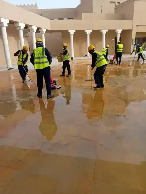 فني شركة الجواد يستخدم ماكينة جلي الرخام الكريستالية لتنظيف وتلميع أرضيات صالة استقبال بالرياض