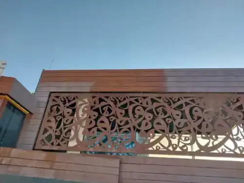 فريق الجواد يقوم بتنظيف وتلميع الواجهة الزجاجية والكلادينج لفندق فخم في الرياض لضمان إبهار النزلاء