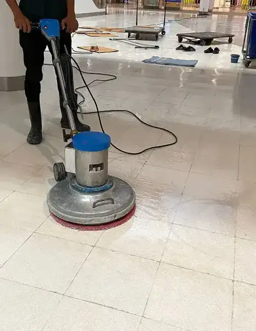 ماكينة جلي وتلميع السيراميك من شركة الجواد تعيد اللمعان لأرضية فيلا في الرياض وتزيل الخدوش السطحية