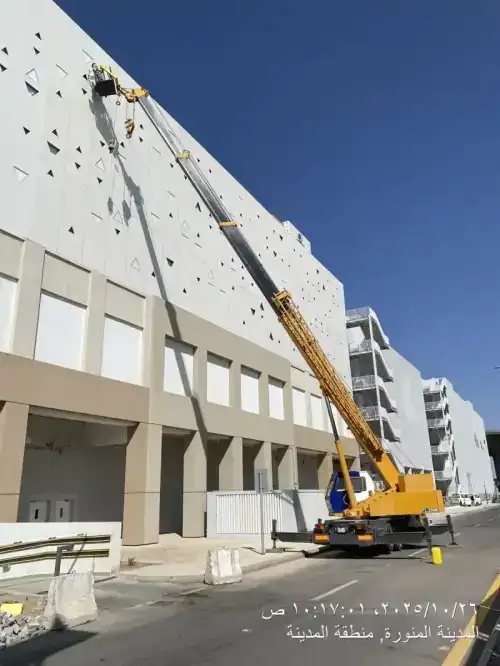 فريق الجواد المحترف يقوم بتنظيف وتلميع واجهة كلادينج لمبنى تجاري في الرياض باستخدام منظفات مخصصة للمعادن