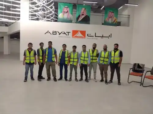فريق شركة الجواد يستخدم أنظمة الوصول بالحبال (Rope Access) لتنظيف واجهة زجاجية شاهقة الارتفاع لأحد الأبراج في المملكة