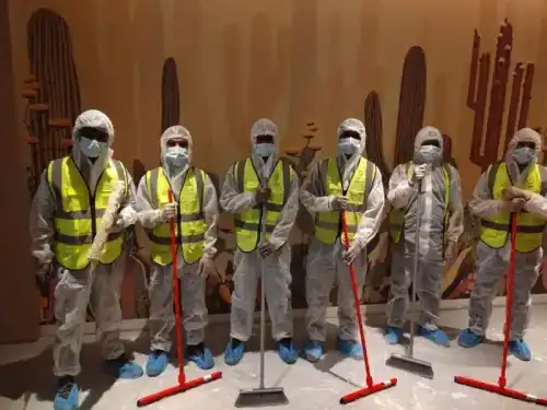 فريق الجواد يرتدي ملابس الوقاية الكاملة ويستخدم أجهزة الضباب البارد (Fogging) لتعقيم صالة استقبال ومكاتب في الرياض
