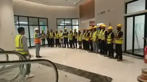 انفوجرافيك يوضح خدمات أفضل شركة خدمات تنظيف بالرياض شاملة تنظيف الواجهات والفلل وجلي الرخام والمسابح