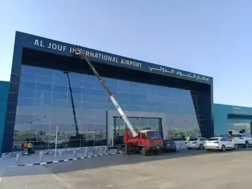 مقارنة توضح تأثير استخدام المنظفات المتخصصة من قبل شركة الجواد في تلميع واجهات الكلادينج وحمايتها من البهتان