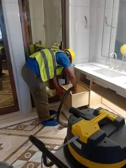 فريق شركة الجواد يقوم بعملية تنظيف شاملة لفيلا في الرياض بعد انتهاء أعمال الترميم والبناء
