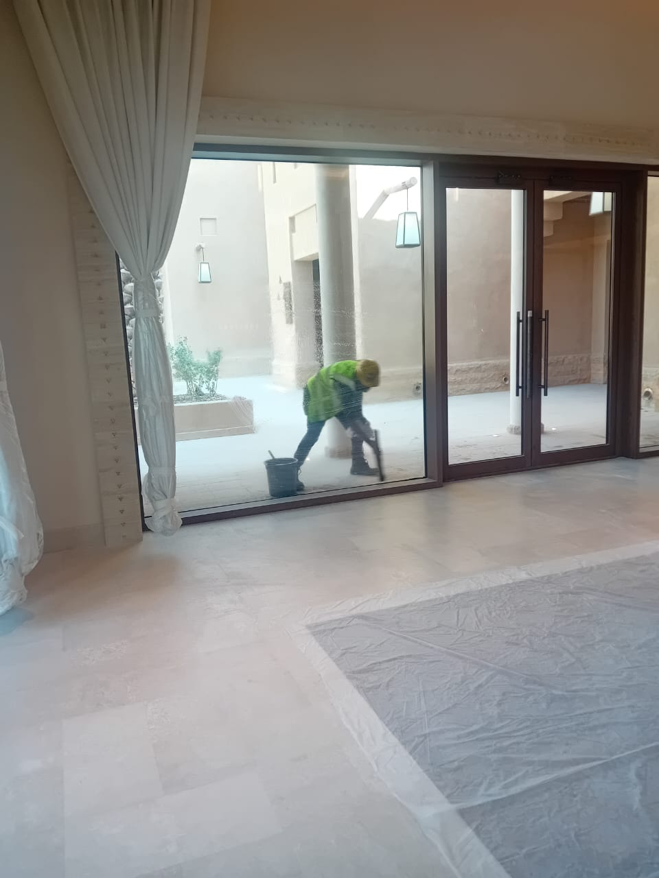 رش التربة ضد النمل الأبيض (الأرضة) قبل البناء في الرياض بواسطة خبراء شركة الجواد