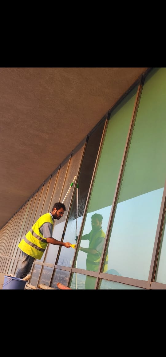 شركة الجواد تقدم خدمات تنظيف المداخن وإزالة الدهون من مطابخ المطاعم الكبرى في الرياض.