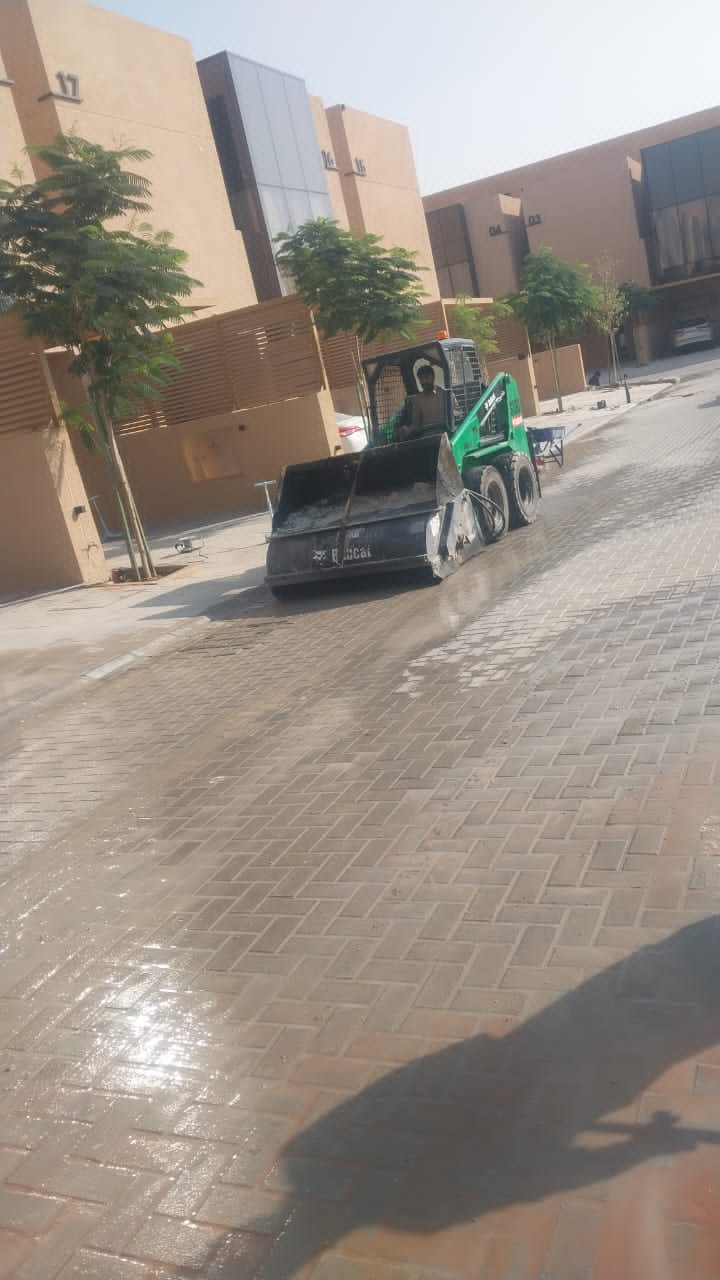 فريق شركة الجواد يقوم بتنظيف سجاد مسجد كبير في الرياض باستخدام تقنية البخار والتعقيم.
