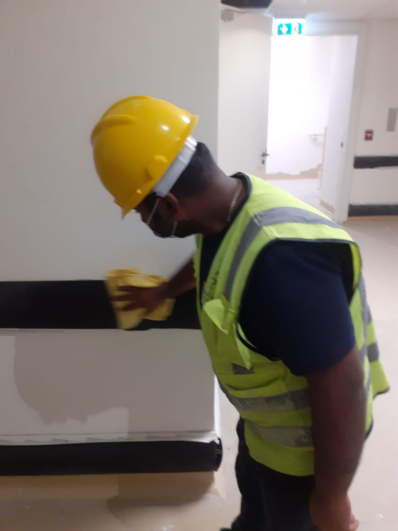 فني شركة الجواد يقوم بعملية تنظيف وتلميع ثريا كريستال ضخمة في أحد قصور مدينة الرياض بدقة عالية