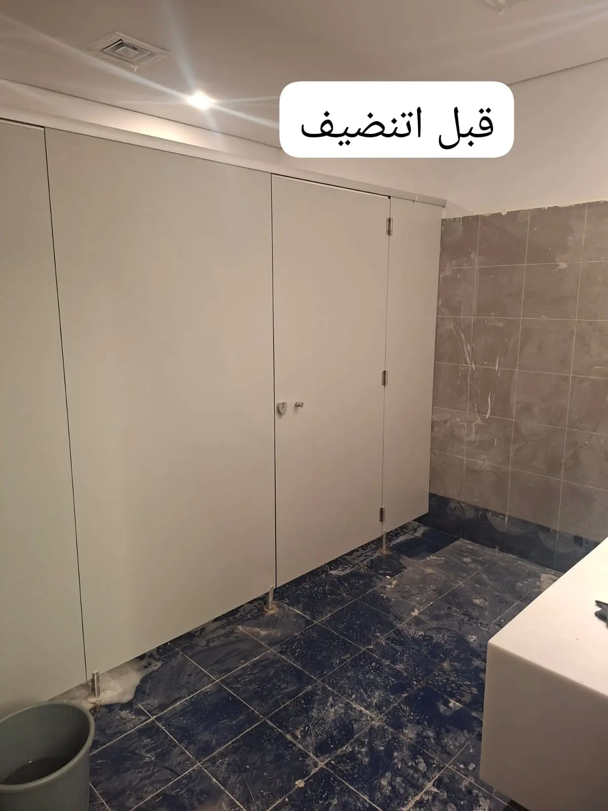 قبل التنظيف - قبل وبعد تنظيف واجهة زجاجية لبرج تجاري في الرياض بواسطة شركة الجوادaljawad لتنظيف الواجهات