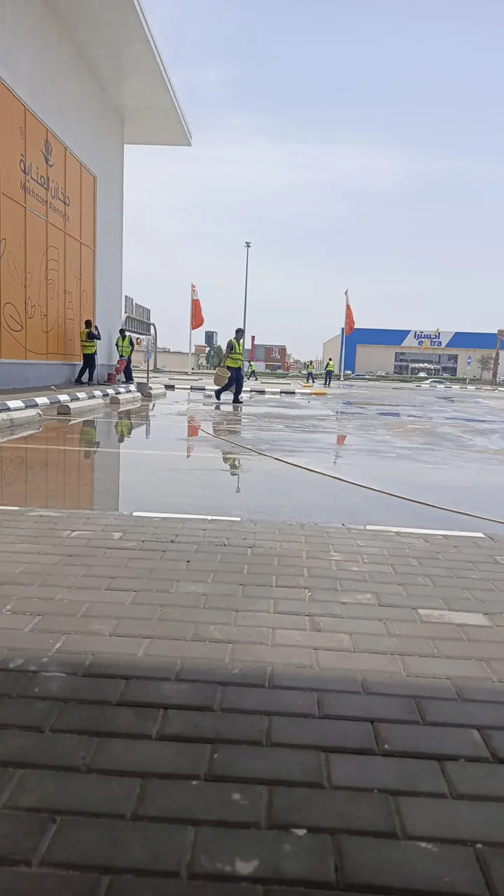 قبل التنظيف - غسيل أرصفة ومواقف سيارات بالضغط العالي في الرياض - إزالة بقع الزيوت من مواقف شركة الجواد
