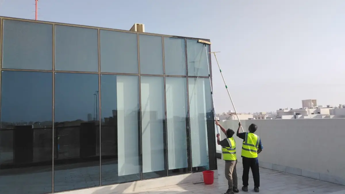 نظافة واجهات زجاجية في حي النرجس بالرياض - تلميع زجاج خارجي وداخلي بواسطة فريق شركة الجواد_AljawadCleaning