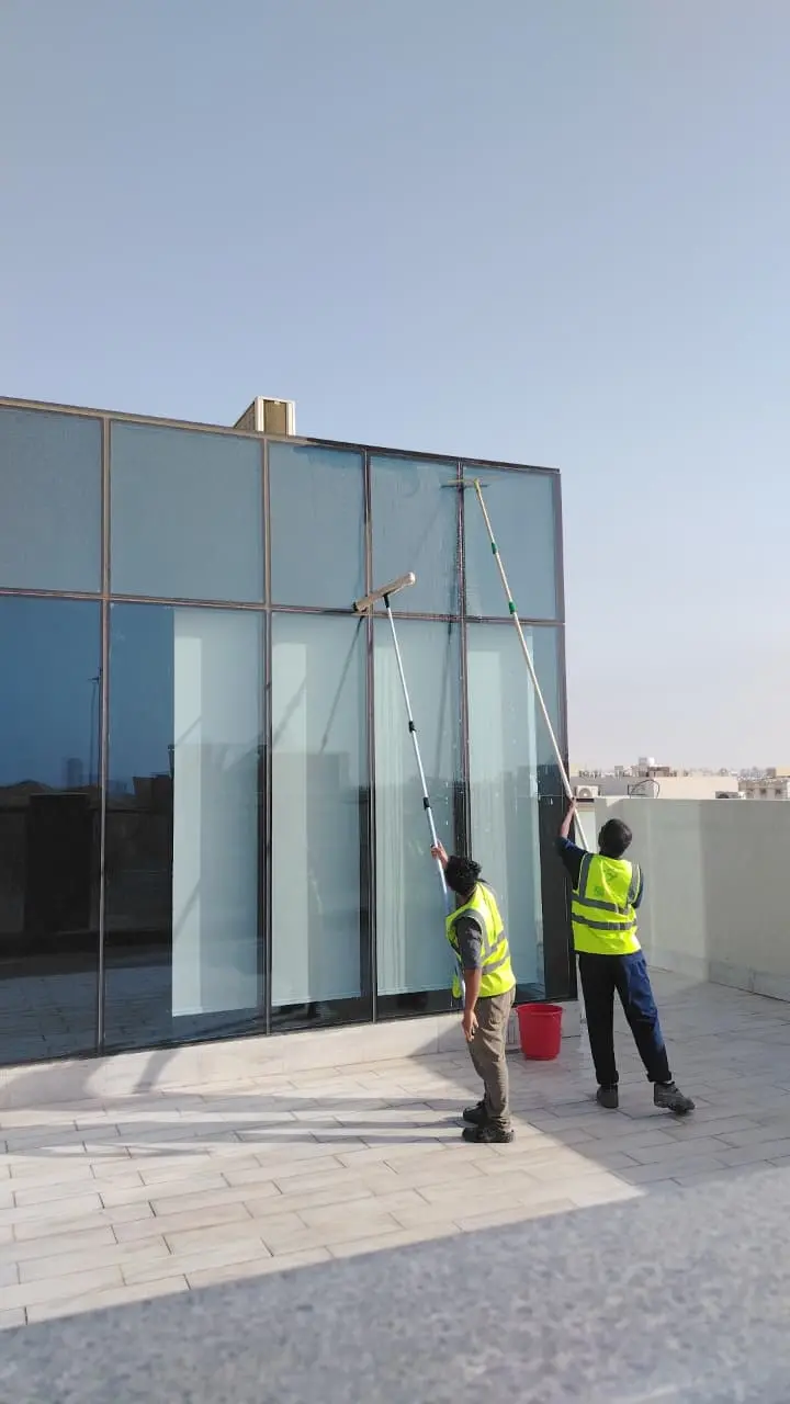 قبل التنظيف - نظافة واجهات زجاجية في حي النرجس بالرياض - تلميع زجاج خارجي وداخلي بواسطة فريق شركة الجواد_AljawadCleaning