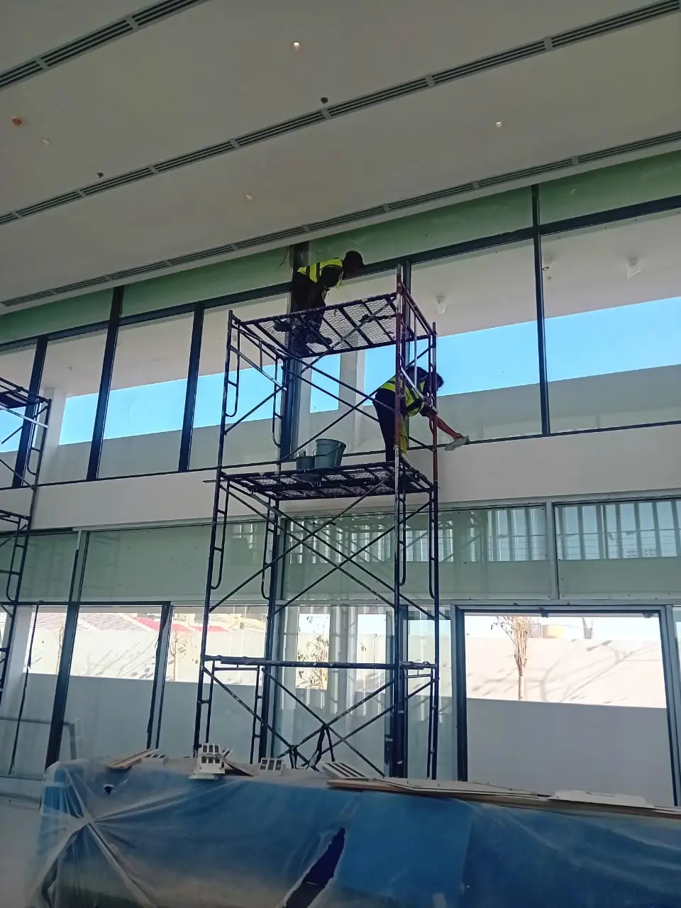 عملية تنظيف واجهة زجاجية لمحل تجاري في حي النسيم بالرياض بواسطة فريق شركةالجواد_Aljawadcleaning.