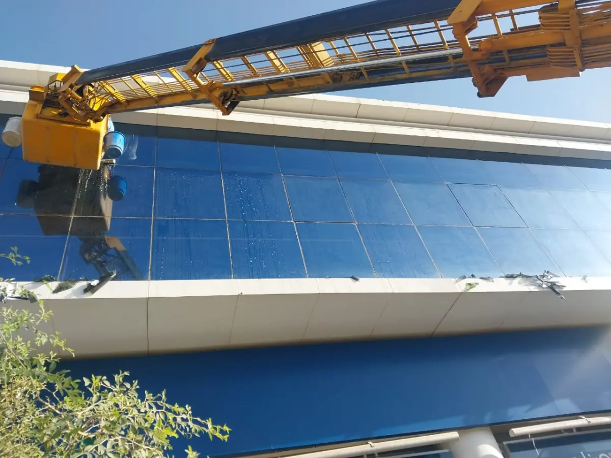 قبل التنظيف - فني تنظيف واجهات زجاجية يزيل الاستيكرات بالرياض -aljawadcleaning