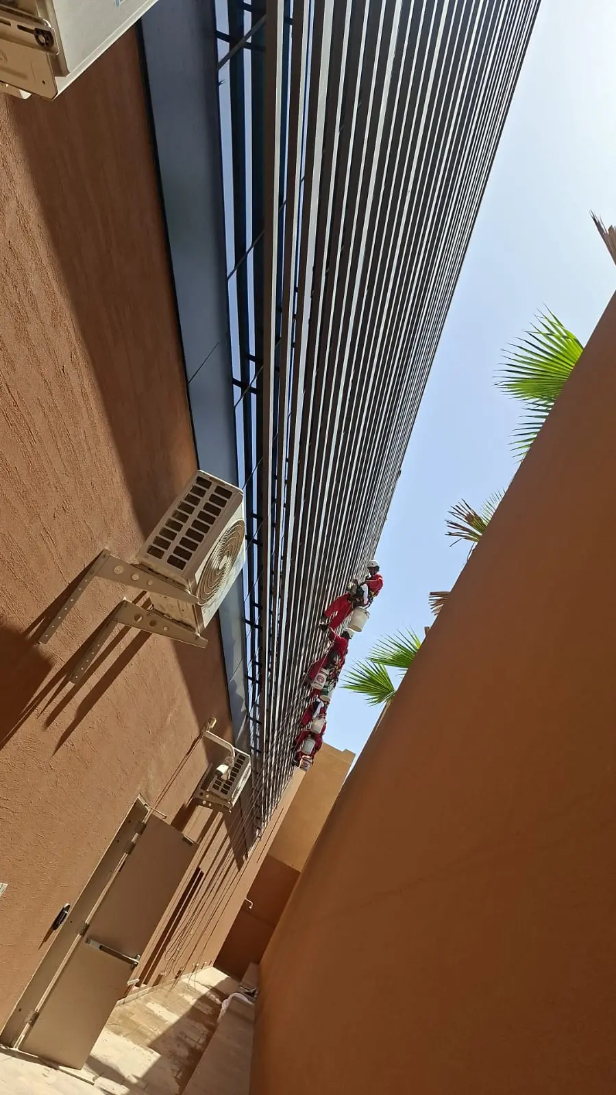 شركة الجواد تقوم بتنظيف واجهات ناطحة سحاب في حي حطين بالرياض باستخدام أنظمة السبايدر.
