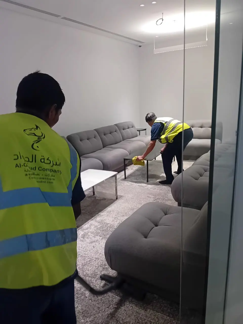 قبل التنظيف - فريق شركة الجواد أثناء تنظيف مكاتب إدارية بالرياض - تعقيم شركات ومقرات عمل