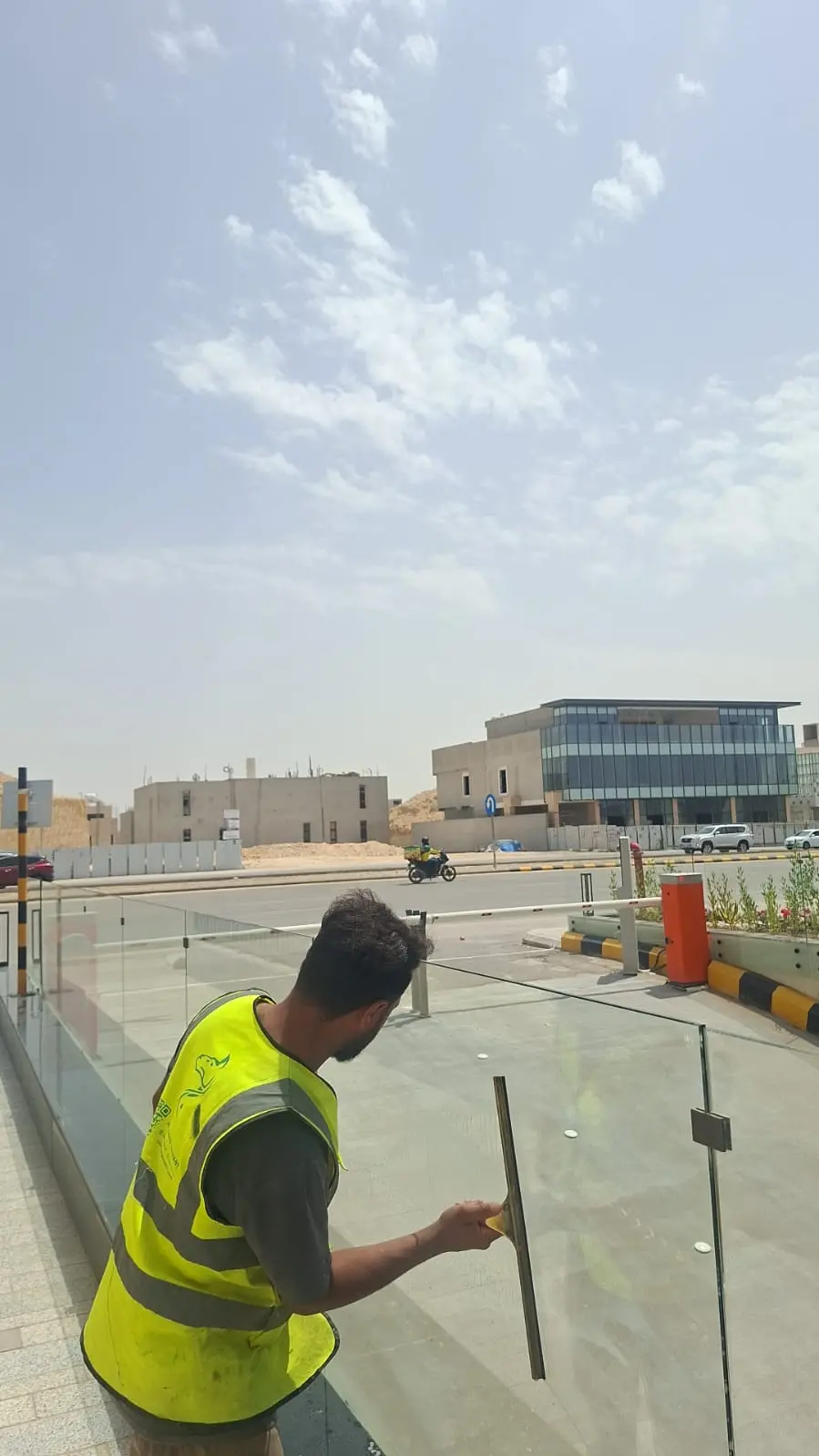 قبل التنظيف - تنظيف أسطح منازل وفلل بالرياض - إزالة غبار وأتربة الواجهات العلوية شركة الجواد