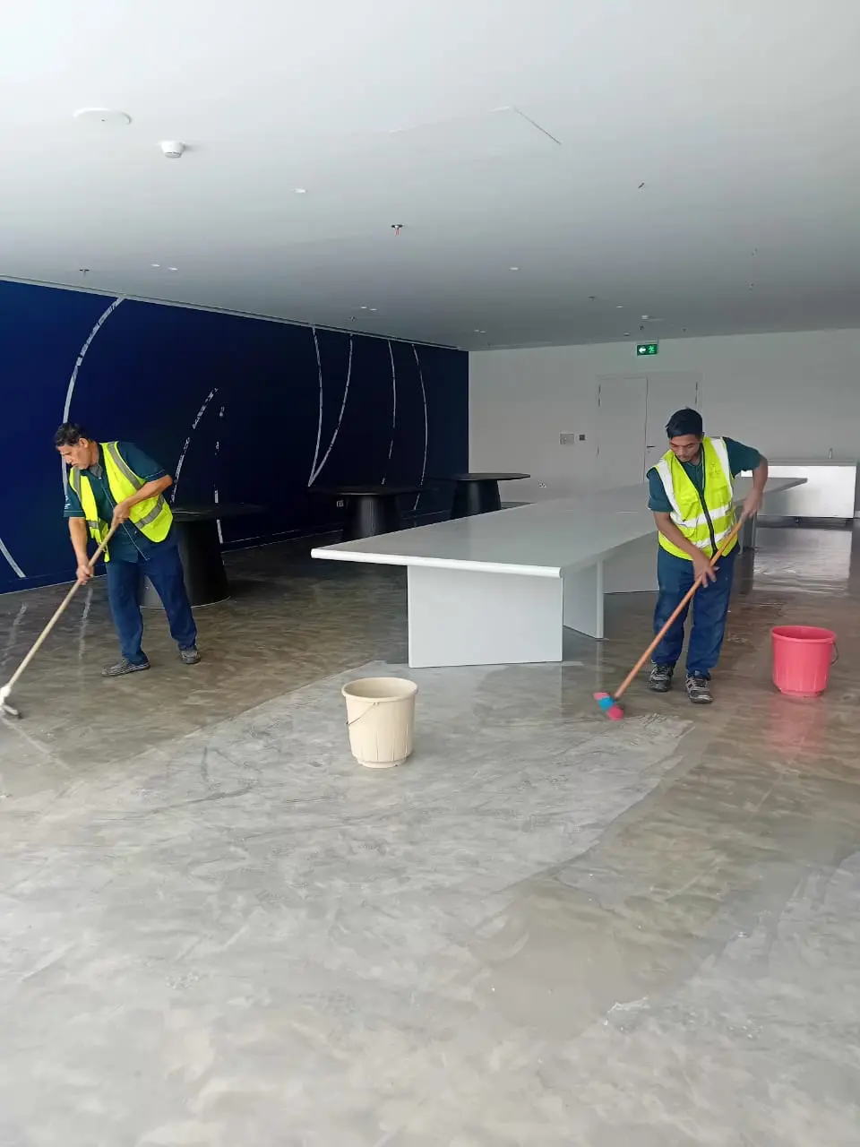 تنظيف وتلميع أرضيات أيبوكسي في معرض بالرياض - شركة الجواد |aljawadcleaning لنظافة المواقف