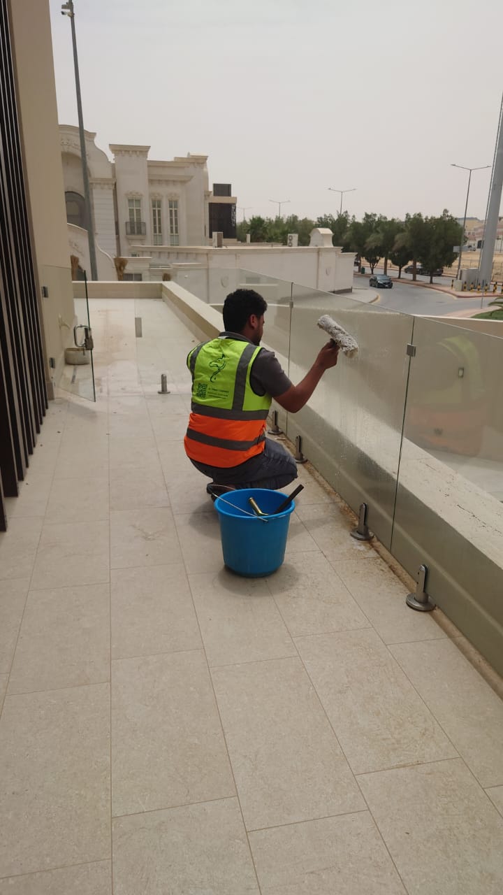 فريق شركة الجواد أثناء تنفيذ نظافة شاملة داخل قصر في الرياض - تلميع رخام وثريات