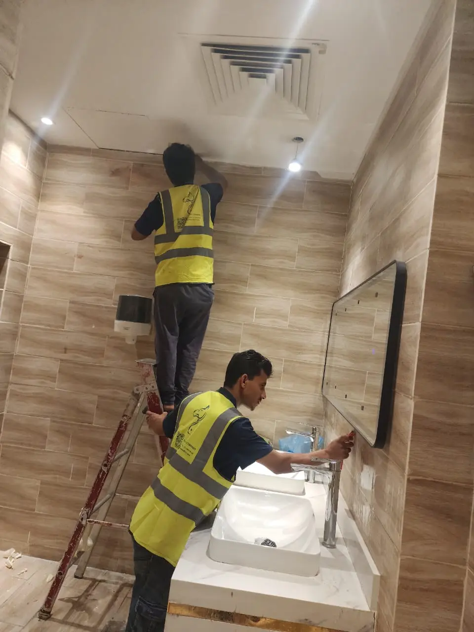 عمال شركة الجواد ينفذون خدمة تنظيف عميق وتعقيم لدورات المياه بالرياض - إزالة تكلسات واصفرار