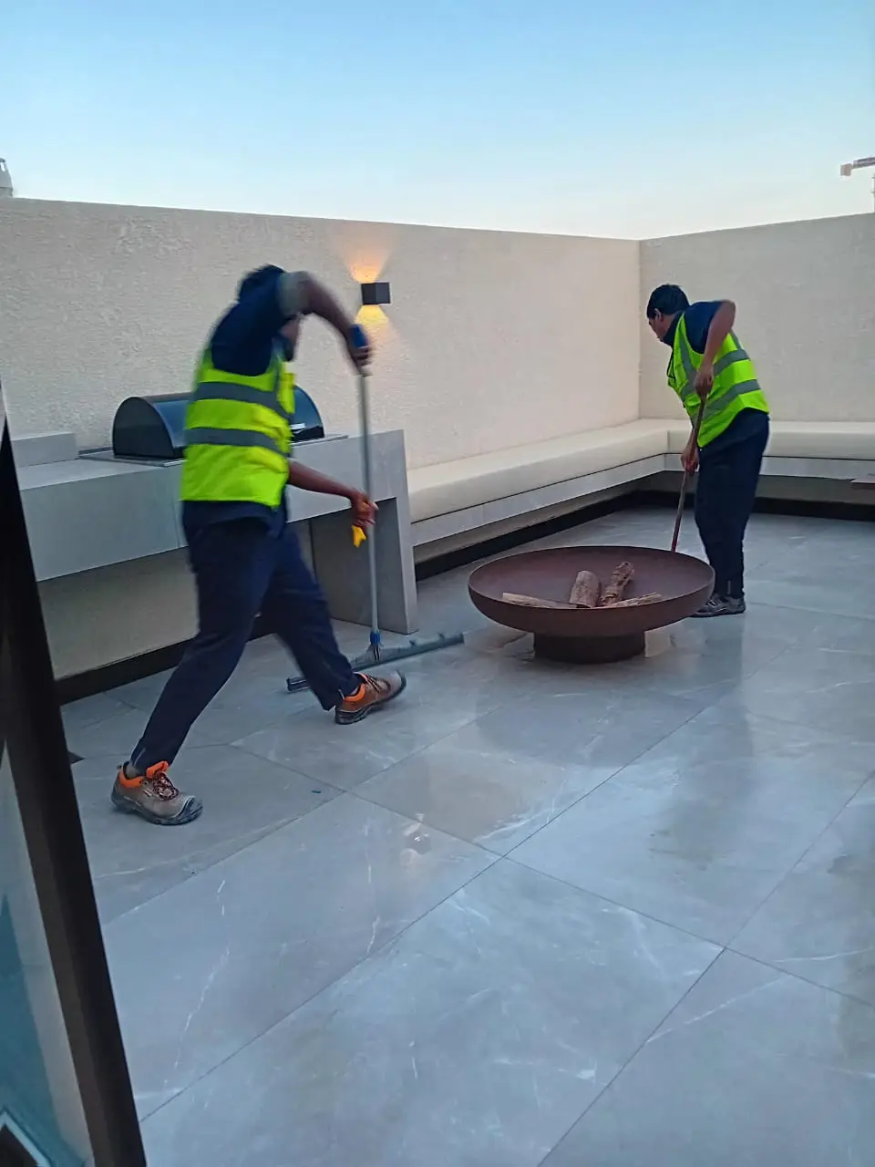 فريق شركة الجواد يستخدم ماكينات التنظيف بالبخار وغسيل السجاد لتنظيف فرش ومجلس بيت شعر تراثي داخل استراحة في الرياض.