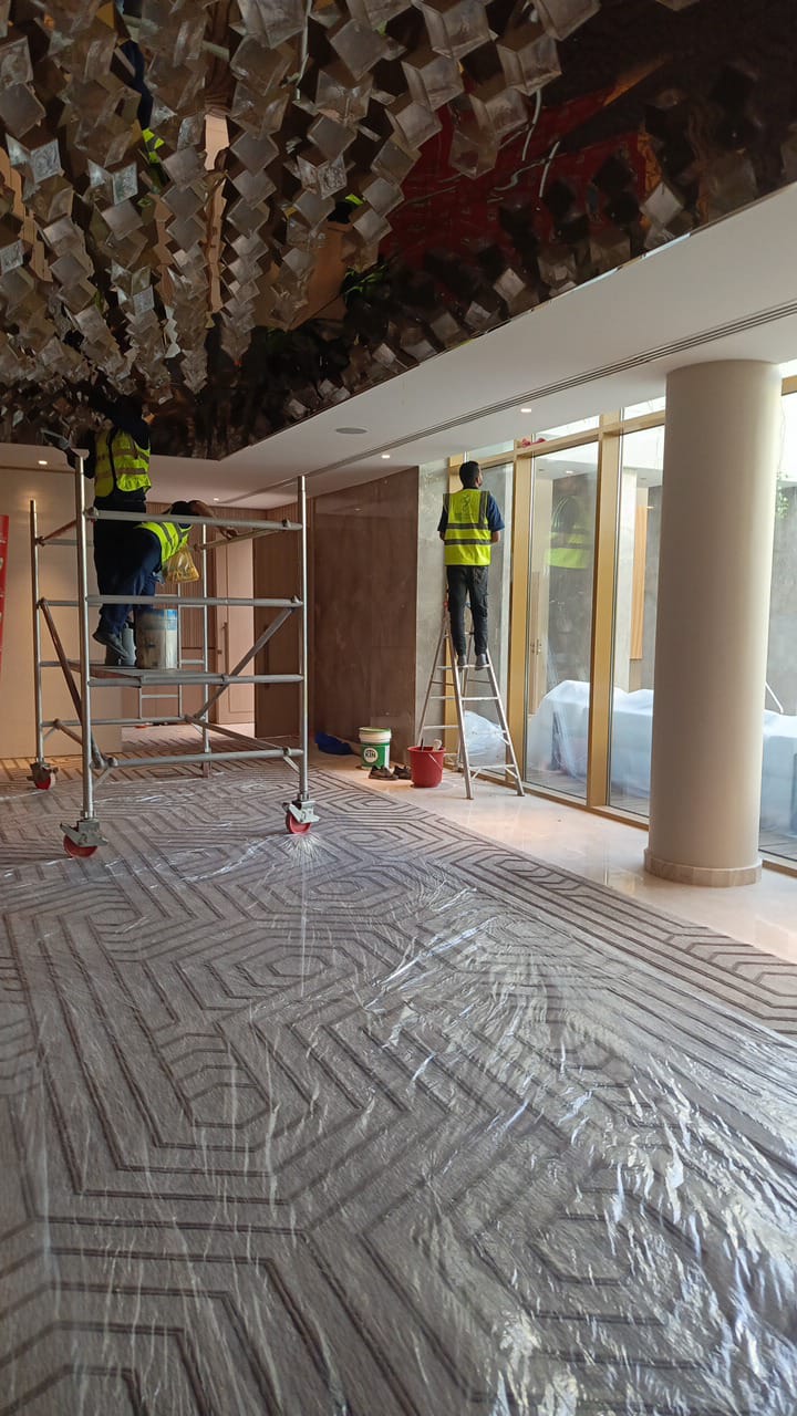 فريق شركة الجواد المحترف يقوم بعمليات تنظيف وتلميع عميق لصالة فيلا سكنية فاخرة وواسعة في الرياض
