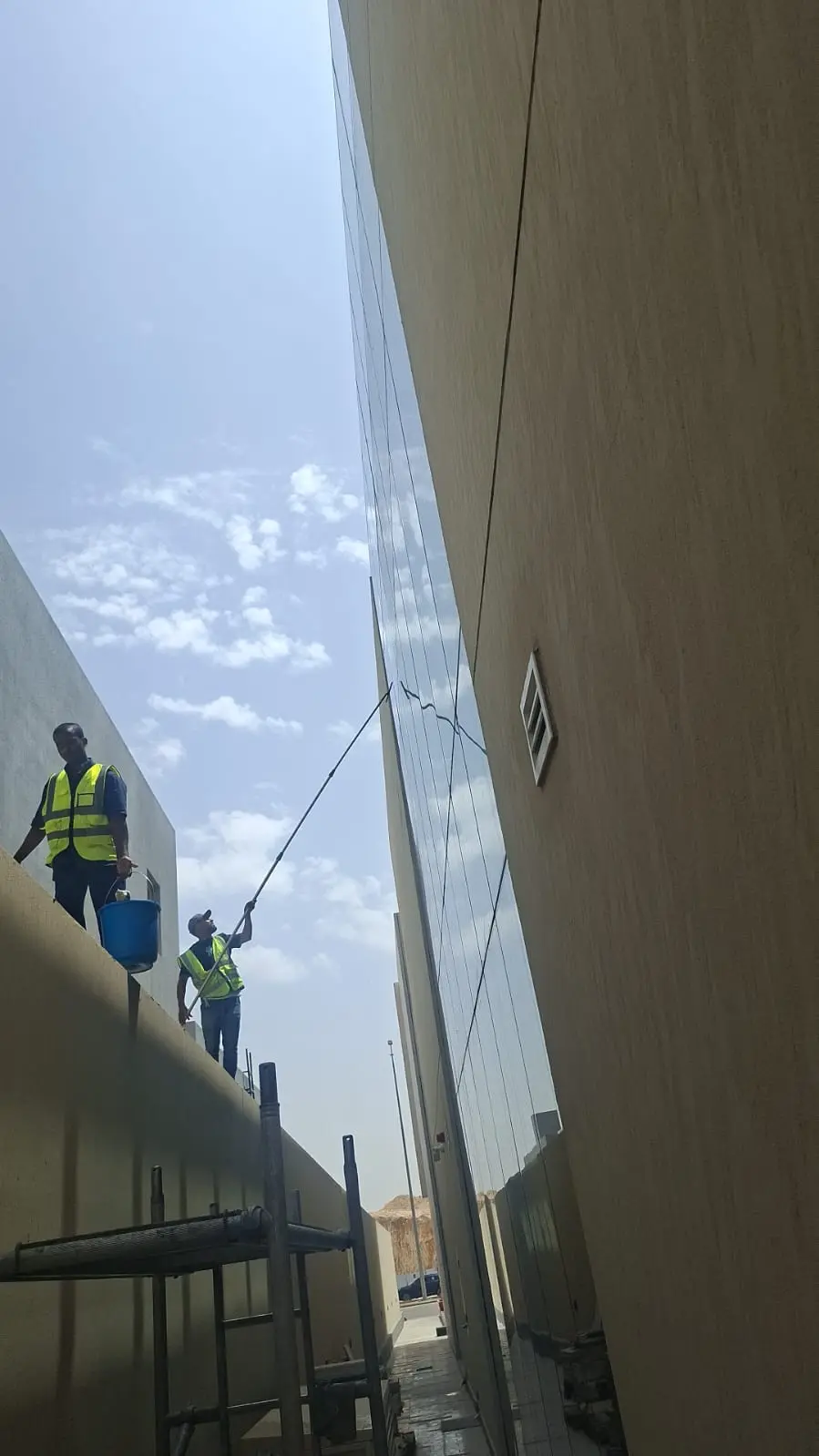 فريق شركة الجواد يستخدم أجهزة الرش والتعقيم المتقدمة لتطهير الفصول والممرات في منشأة تعليمية كبرى بالرياض.