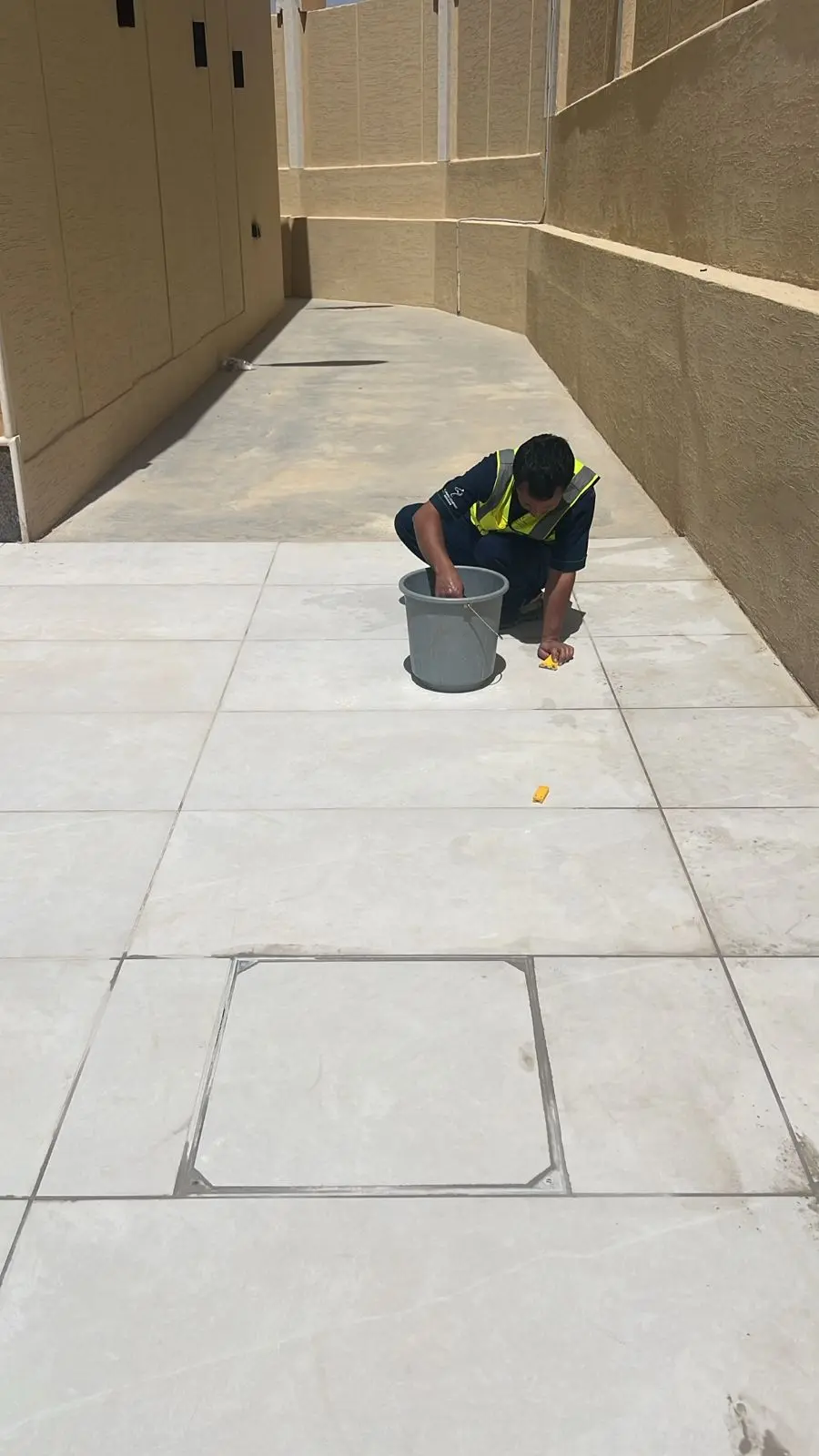 فنيو شركة الجواد يستخدمون ماكينات الغسيل بالبخار الإيطالية لتنظيف وتعقيم سجاد مسجد جامع كبير في الرياض