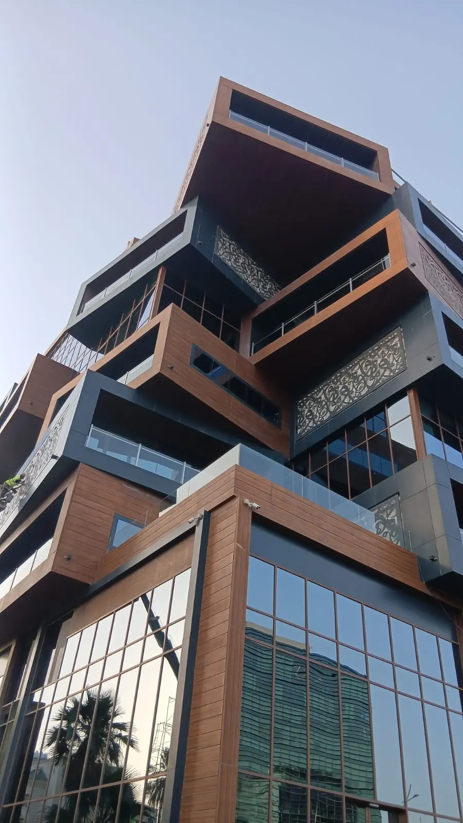 فريق شركة الجواد ينفذ خدمة تنظيف واجهات فندق واو بطريق الملك عبدالله باستخدام تقنية حبال السبايدر - غسيل واجهات فنادق بالرياض