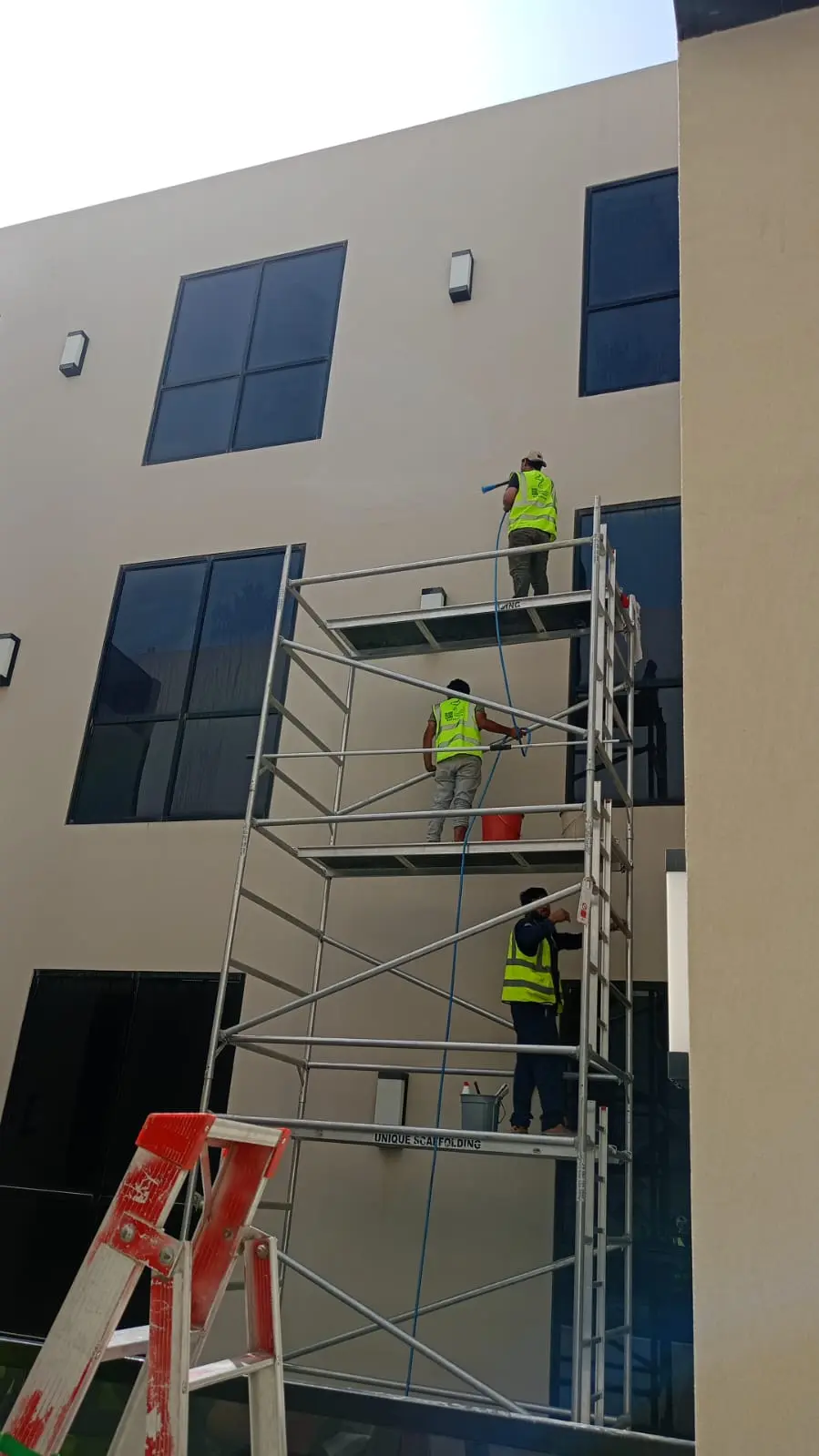 قبل التنظيف - ​عمال شركة الجواد ينفذون خدمة غسيل وتنظيف واجهة حجر وزجاج لفلا سكنية في حي الملقا بالرياض