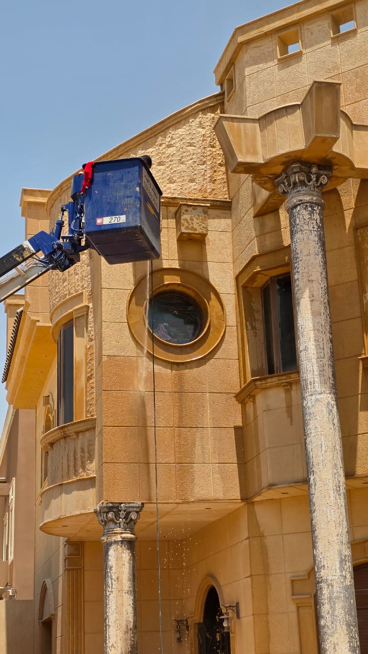 ​تنظيف واجهات حجر لفيلا سكنية بحي العليا بالرياض