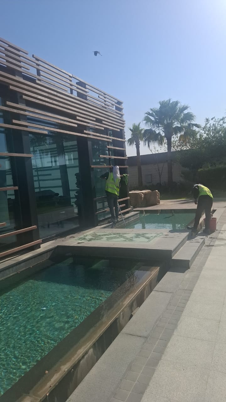 قبل التنظيف - فريق شركة الجواد ينفذ مشروع تنظيف وغسيل الواجهات لمبنى الراجحي بالرياض
