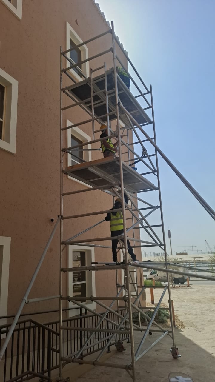 فريق شركة الجواد يستخدم المعدات الحديثة لتنظيف واجهات الحجر والمباني في مشاريع الدرعية بالرياض