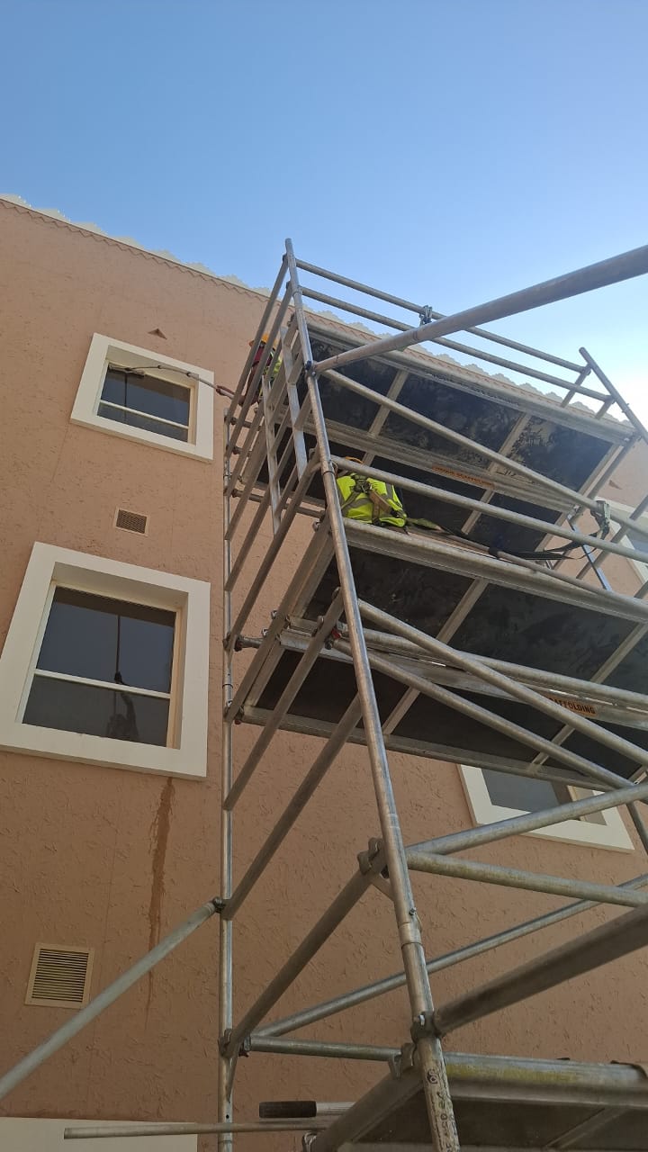 قبل التنظيف - فريق شركة الجواد يستخدم المعدات الحديثة لتنظيف واجهات الحجر والمباني في مشاريع الدرعية بالرياض