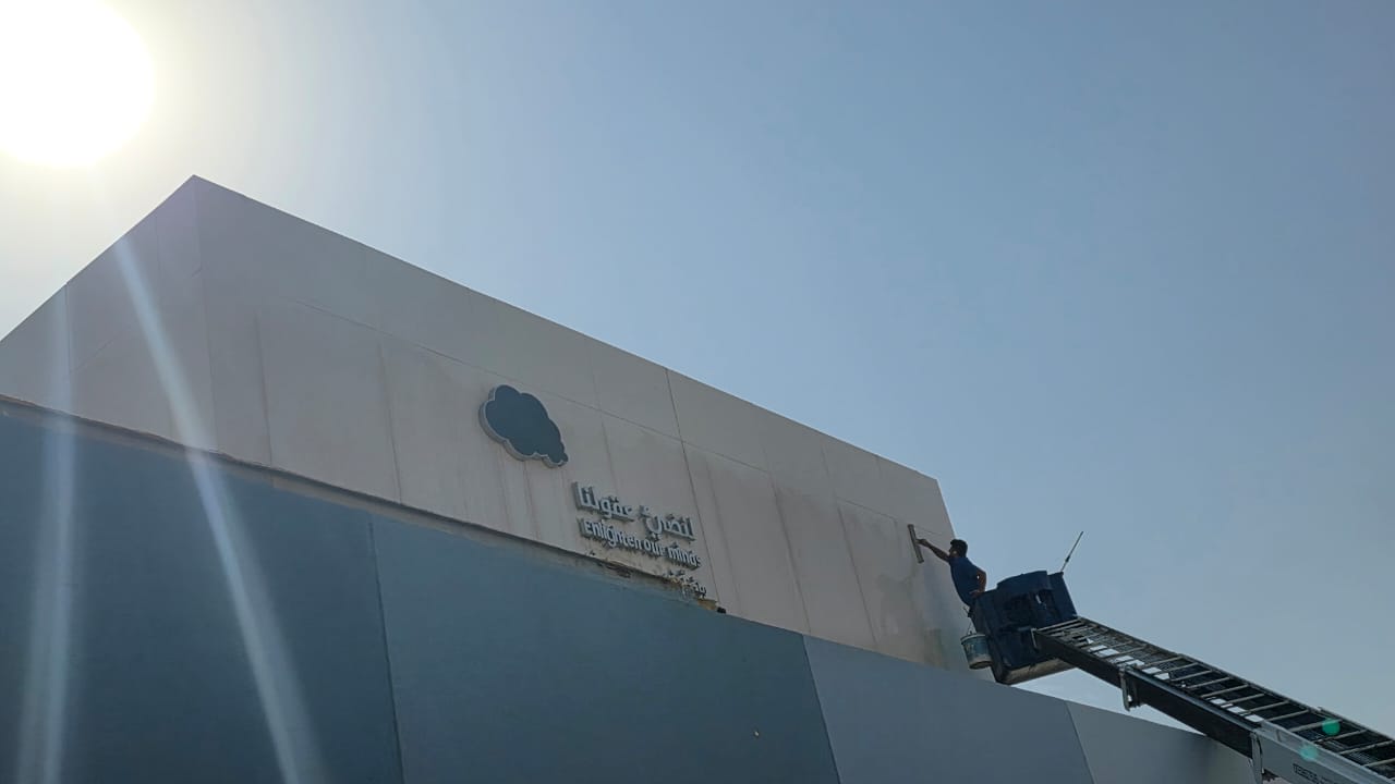 قبل التنظيف - عمال شركة الجواد ينفذون مشروع تنظيف وغسيل الواجهات الخارجية لمجمع مدرسي في الرياض