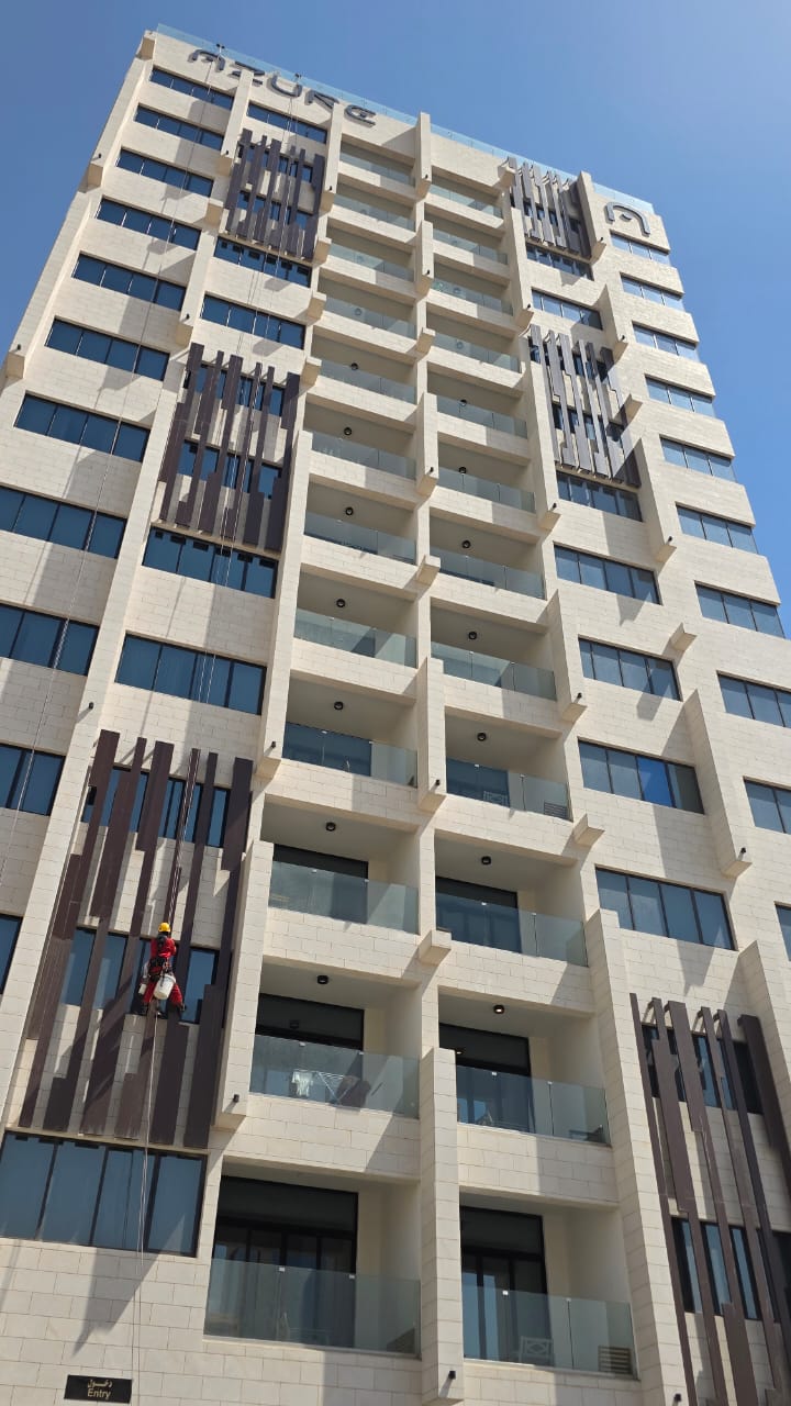 تنظيف وتلميع واجهات فندق سياحي بطريق الملك فهد بالرياض