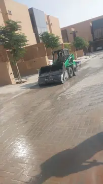 فريق شركة الجواد يقوم بتنظيف سجاد مسجد كبير في الرياض باستخدام تقنية البخار والتعقيم.