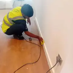 تنظيف وتلميع أرضيات الباركيه
