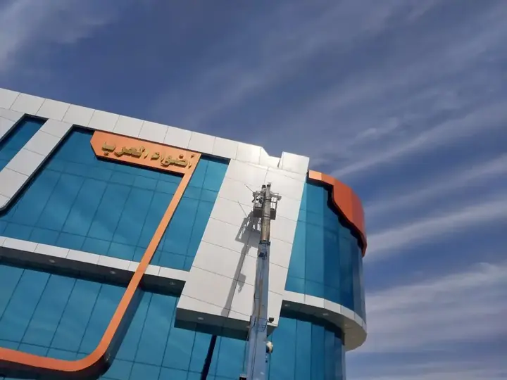 فني تنظيف واجهات كلادينج وزجاج شركات بالرياض - شركة الجواد لنظافة الأبراج