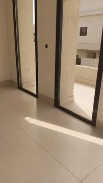 عمال شركة الجواد ينفذون خدمة تنظيف فلل بحي المهدية بالرياض - غسيل أرضيات وتلميع زجاج