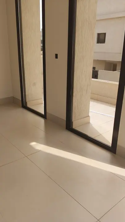 عمال شركة الجواد ينفذون خدمة تنظيف فلل بحي المهدية بالرياض - غسيل أرضيات وتلميع زجاج