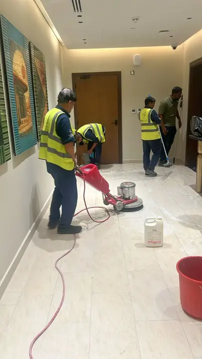 فريق شركة الجواد يستخدم ماكينات تنظيف ألمانية لتطهير وغسيل السجاد والأرضيات داخل صالة منزل واسع في الرياض