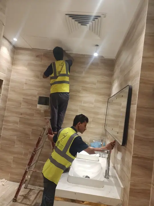 عمال شركة الجواد ينفذون خدمة تنظيف عميق وتعقيم لدورات المياه بالرياض - إزالة تكلسات واصفرار