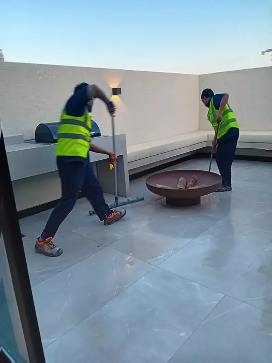فريق شركة الجواد يستخدم ماكينات التنظيف بالبخار وغسيل السجاد لتنظيف فرش ومجلس بيت شعر تراثي داخل استراحة في الرياض.
