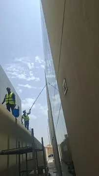 فريق شركة الجواد يستخدم أجهزة الرش والتعقيم المتقدمة لتطهير الفصول والممرات في منشأة تعليمية كبرى بالرياض.