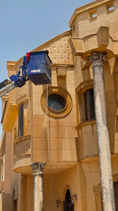 فريق شركة الجواد يستخدم مضخات الضغط العالي لتنظيف وجلي واجهة حجر طبيعي لفيلا بحي العليا بالرياض