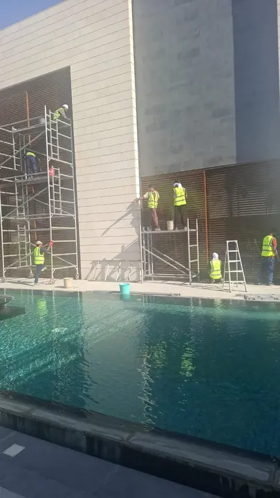 فريق شركة الجواد ينفذ مشروع تنظيف وغسيل الواجهات لمبنى الراجحي بالرياض