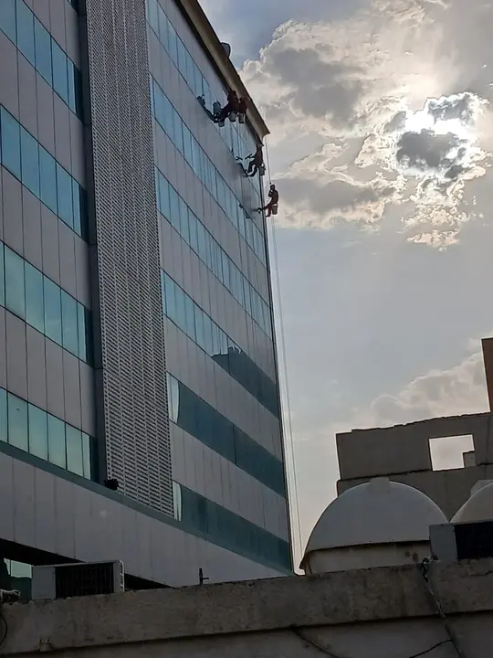 قبل التنفيذ - تنظيف واجهات المباني الإدارية والتجارية بحي الملز بالرياض